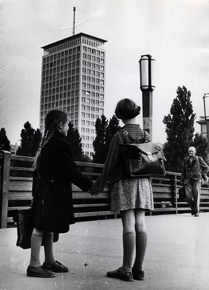 Image of the Ringturm with girls in front of it